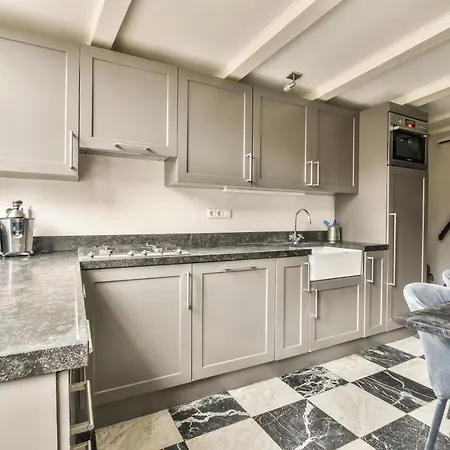 Spiegelgracht With Canal View